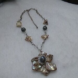 Handmade floral shell pendant necklace‎
